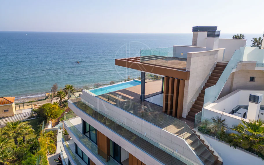 Ático dúplex de lujo en primera línea de playa en The Sapphire, Estepona