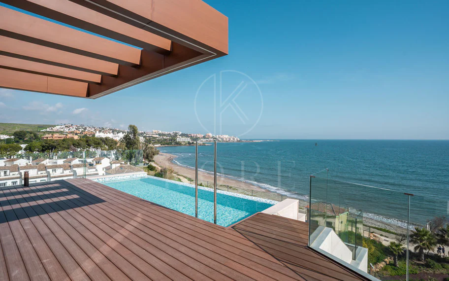 Ático dúplex de lujo en primera línea de playa en The Sapphire, Estepona