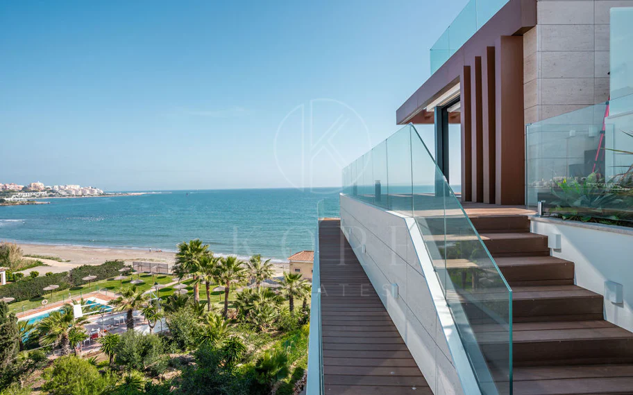 Ático dúplex de lujo en primera línea de playa en The Sapphire, Estepona