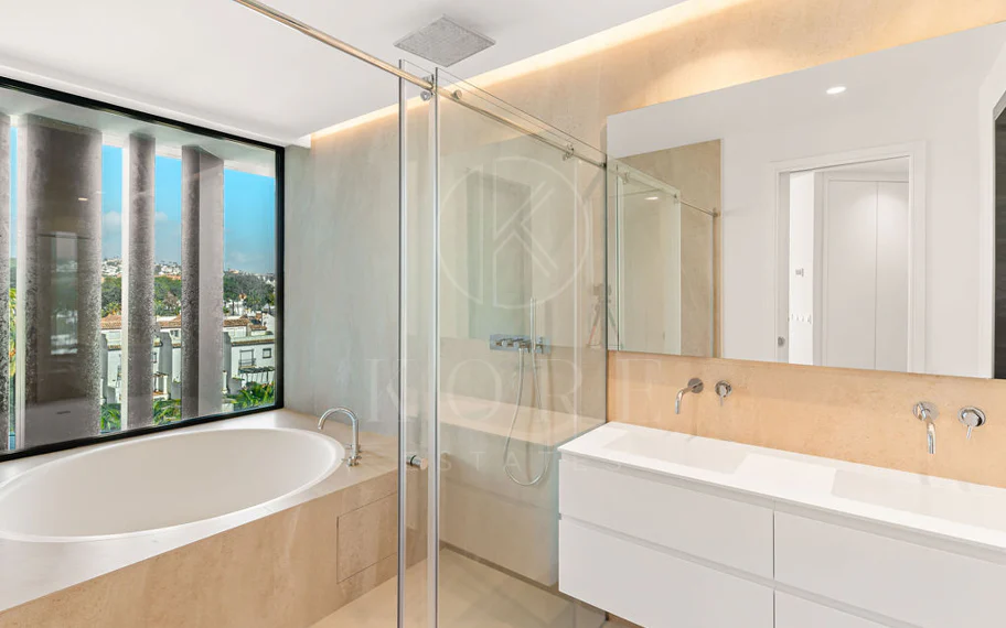 Ático dúplex de lujo en primera línea de playa en The Sapphire, Estepona