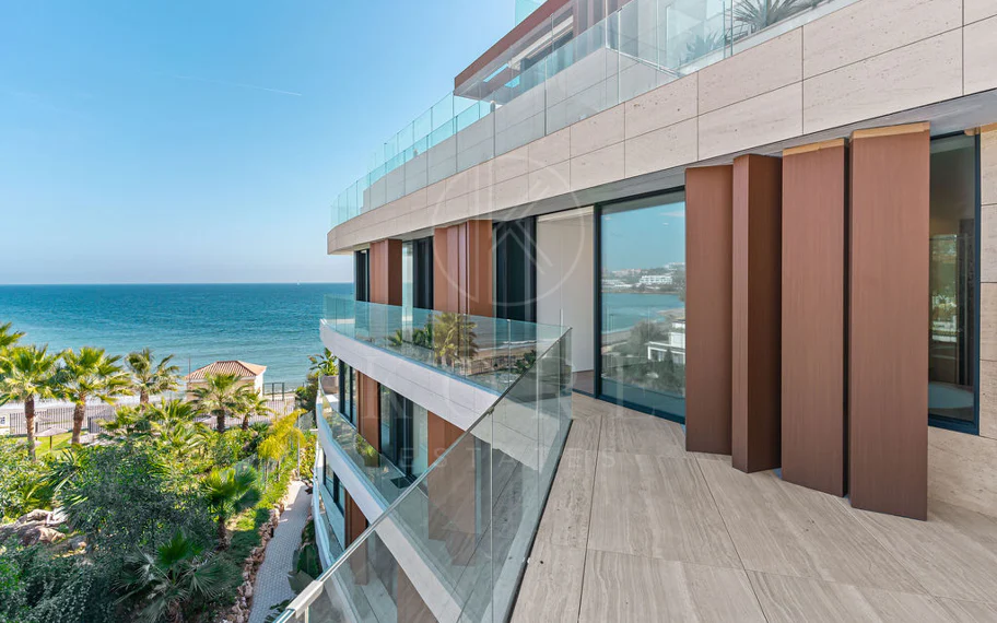 Ático dúplex de lujo en primera línea de playa en The Sapphire, Estepona