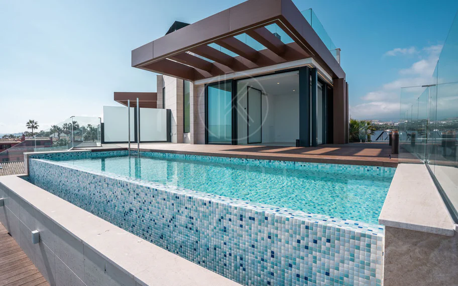 Ático dúplex de lujo en primera línea de playa en The Sapphire, Estepona