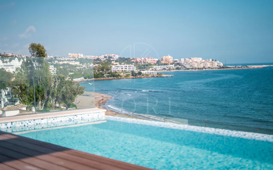 Ático dúplex de lujo en primera línea de playa en The Sapphire, Estepona