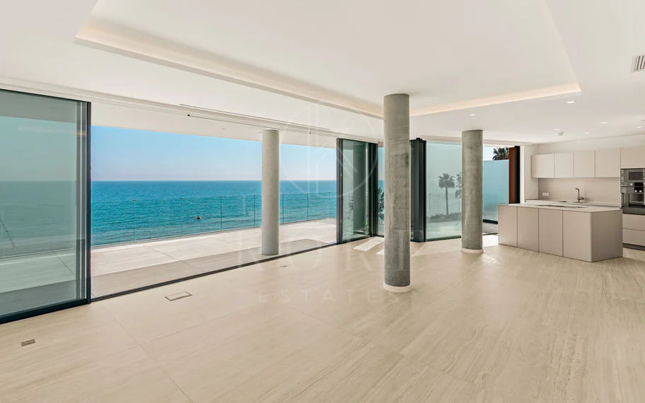 Ático dúplex de lujo en primera línea de playa en The Sapphire, Estepona
