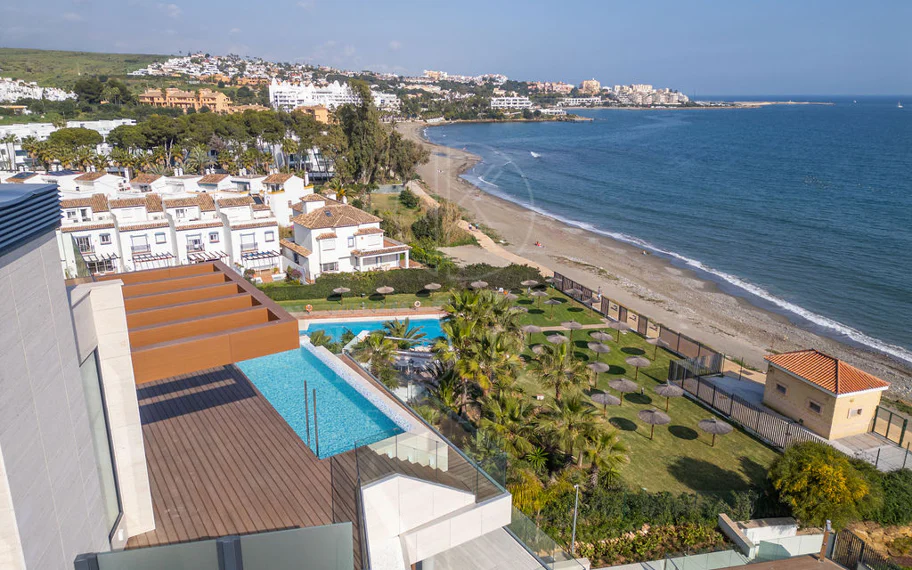 Ático dúplex de lujo en primera línea de playa en The Sapphire, Estepona