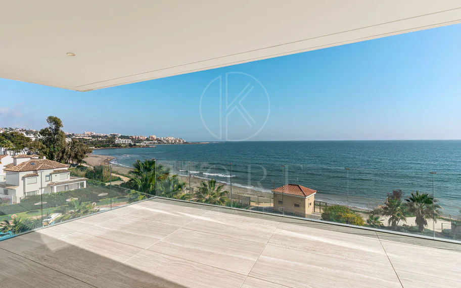 Ático dúplex de lujo en primera línea de playa en The Sapphire, Estepona