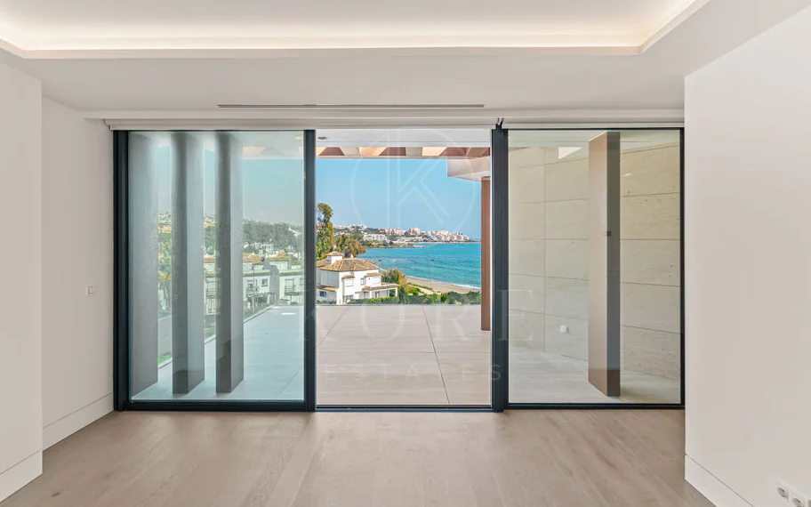 Ático dúplex de lujo en primera línea de playa en The Sapphire, Estepona