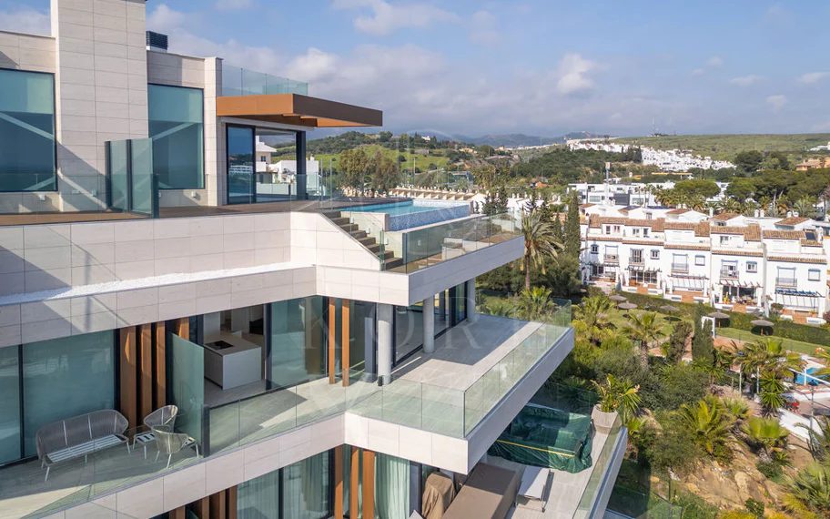 Ático dúplex de lujo en primera línea de playa en The Sapphire, Estepona
