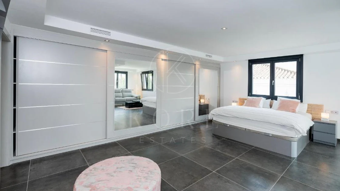 Villa for sale in Las Brisas, Nueva Andalucia