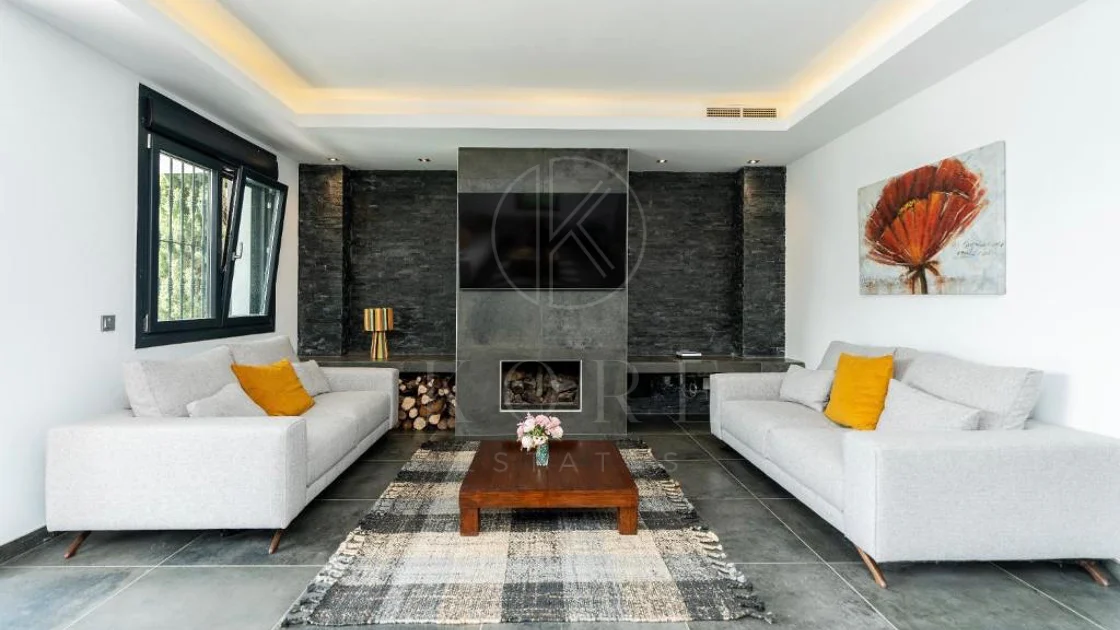 Villa for sale in Las Brisas, Nueva Andalucia