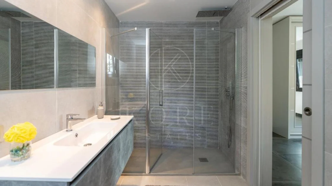 Villa for sale in Las Brisas, Nueva Andalucia