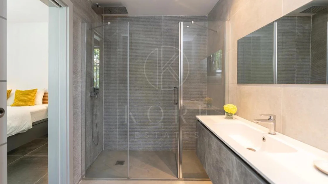 Villa for sale in Las Brisas, Nueva Andalucia