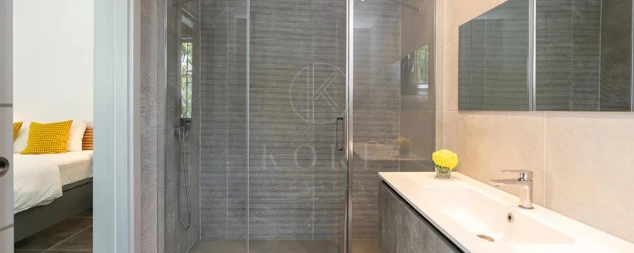 Villa for sale in Las Brisas, Nueva Andalucia