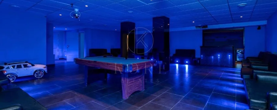 Villa for sale in Las Brisas, Nueva Andalucia