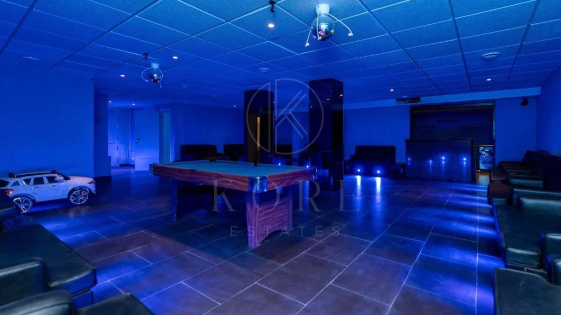 Villa for sale in Las Brisas, Nueva Andalucia