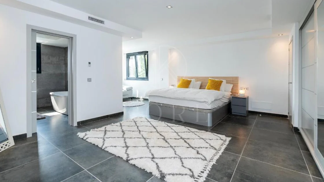 Villa for sale in Las Brisas, Nueva Andalucia