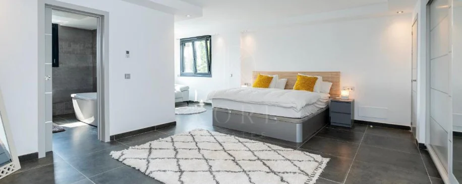 Villa for sale in Las Brisas, Nueva Andalucia