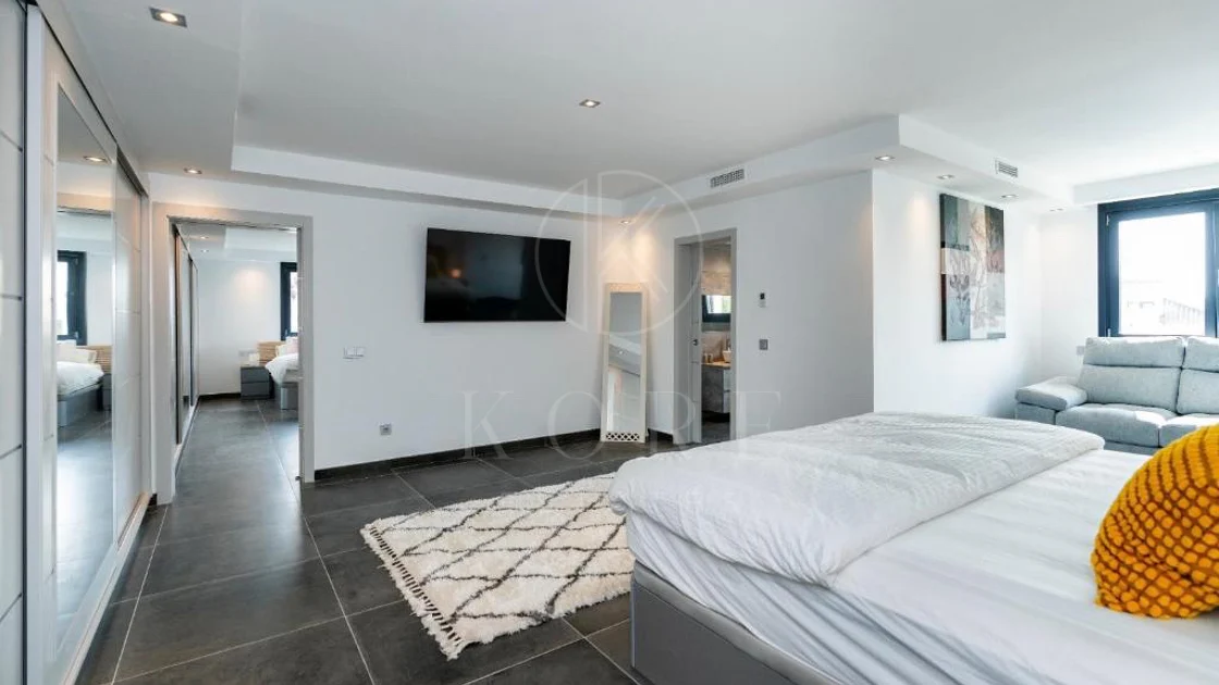 Villa for sale in Las Brisas, Nueva Andalucia