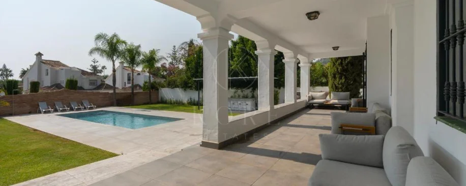 Villa for sale in Las Brisas, Nueva Andalucia