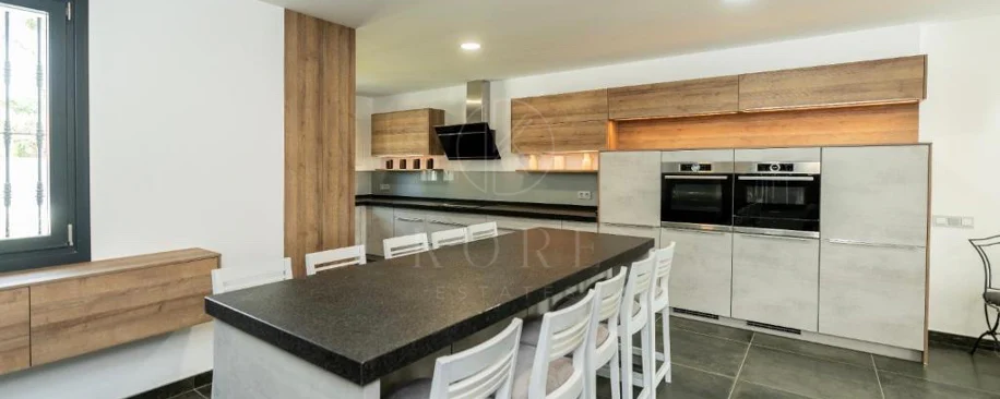 Villa for sale in Las Brisas, Nueva Andalucia