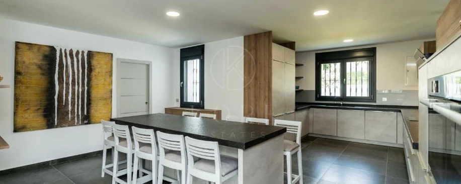 Villa for sale in Las Brisas, Nueva Andalucia