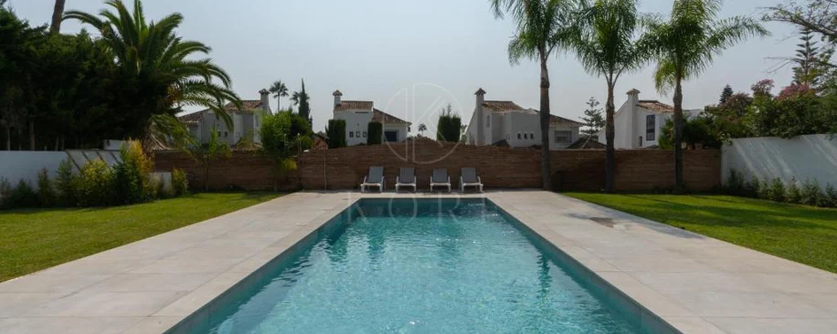 Villa for sale in Las Brisas, Nueva Andalucia