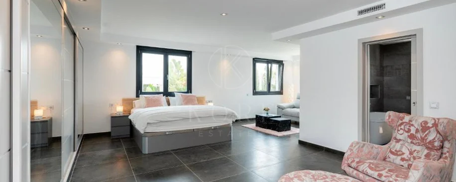 Villa for sale in Las Brisas, Nueva Andalucia