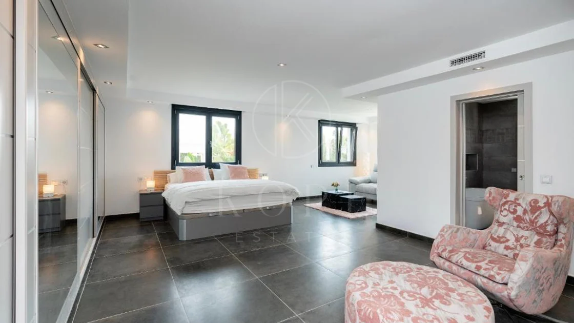 Villa for sale in Las Brisas, Nueva Andalucia