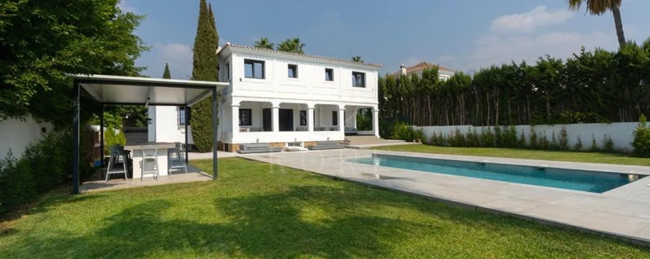 Villa for sale in Las Brisas, Nueva Andalucia