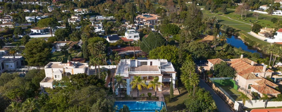 Exceptional Beachside Villa in Guadalmina Baja