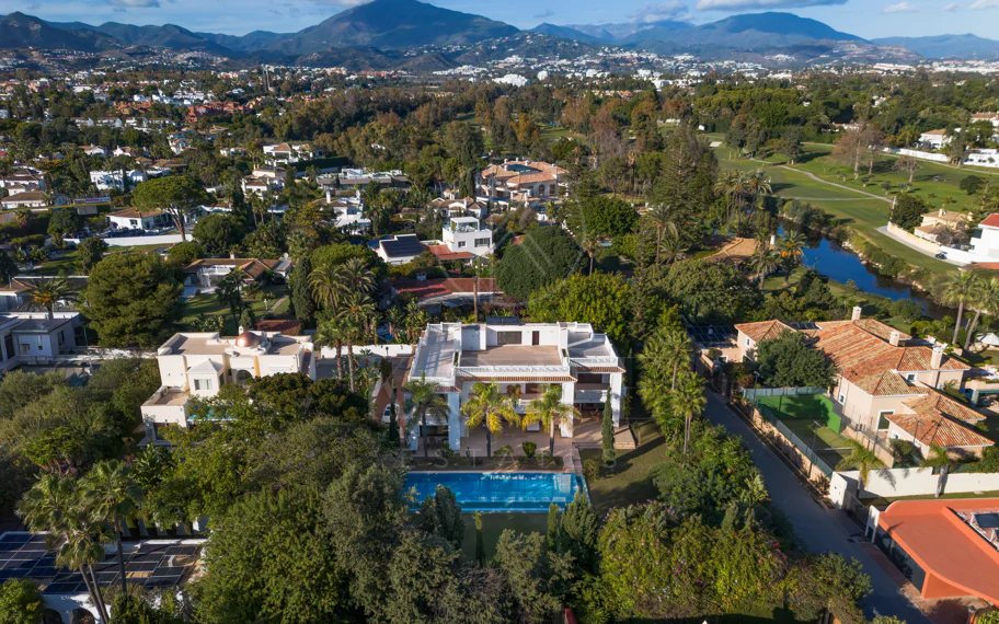 Excepcional Villa junto a la Playa en Guadalmina Baja