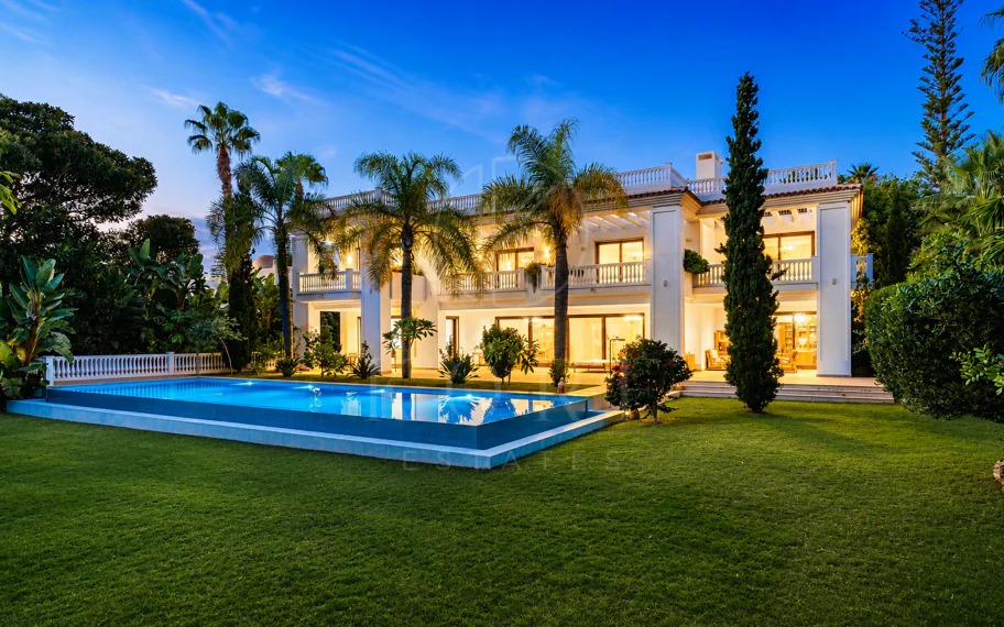 Excepcional Villa junto a la Playa en Guadalmina Baja