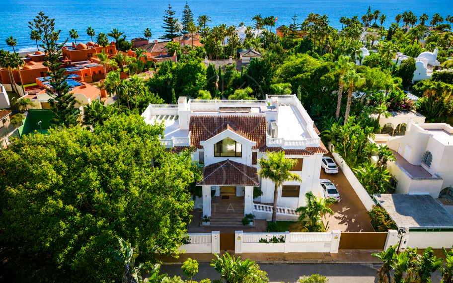 Excepcional Villa junto a la Playa en Guadalmina Baja