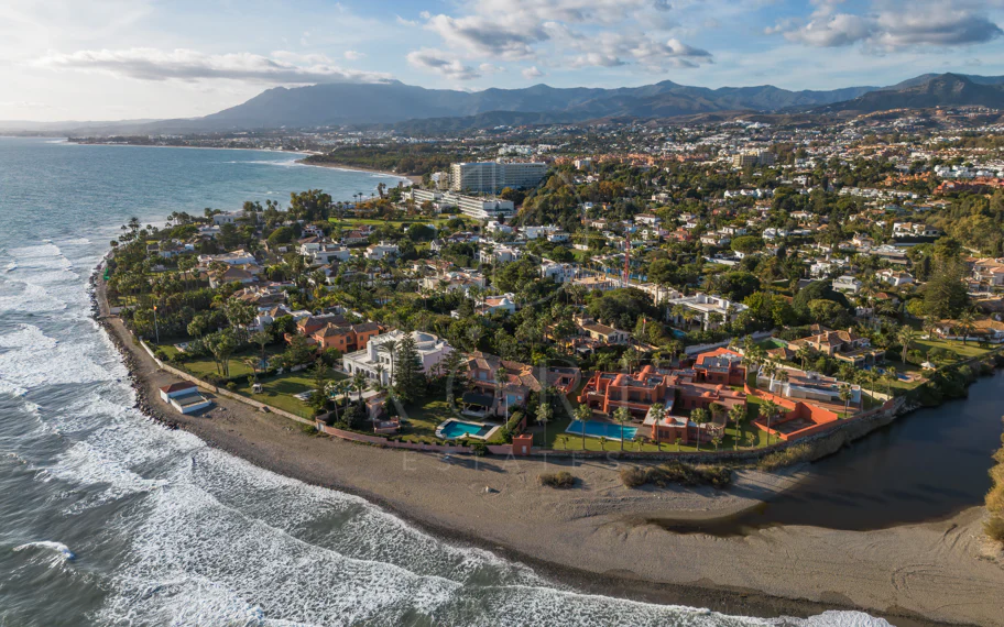 Excepcional Villa junto a la Playa en Guadalmina Baja