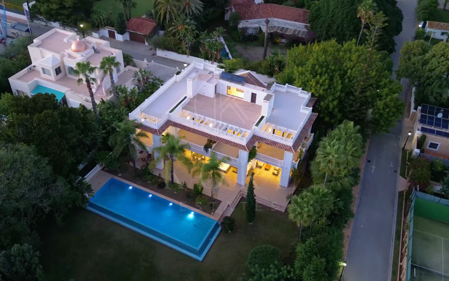 Excepcional Villa junto a la Playa en Guadalmina Baja