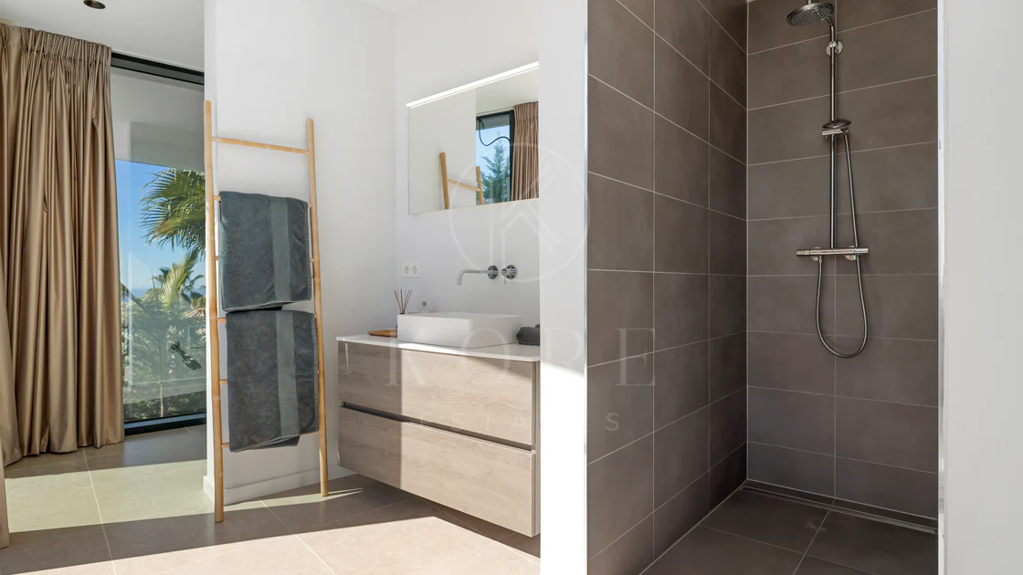 Villa for sale in Benahavis