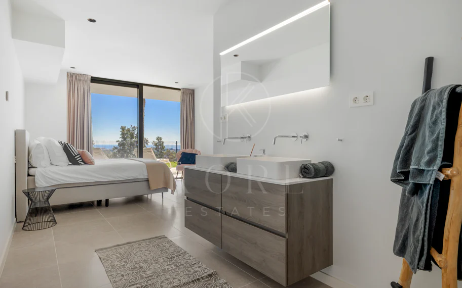 Villa de lujo en primera línea de golf en Benahavís con vistas panorámicas al mar