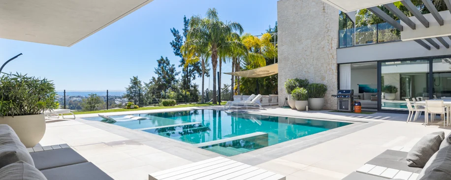 Luxury Frontline Golf Villa in Benahavís with Panoramic Sea Views