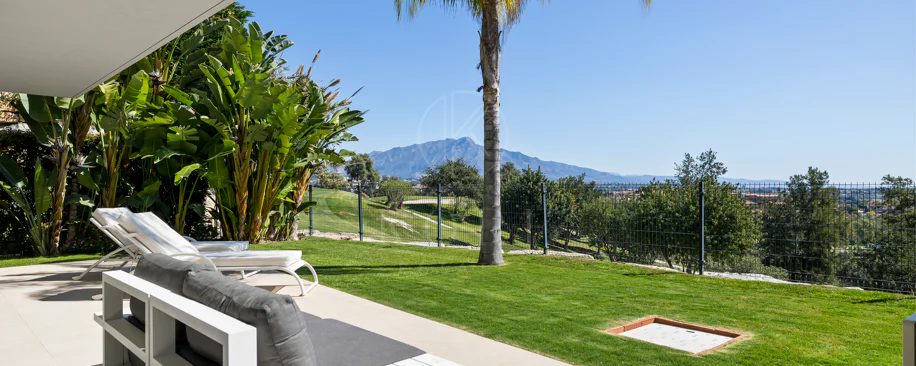 Luxury Frontline Golf Villa in Benahavís with Panoramic Sea Views