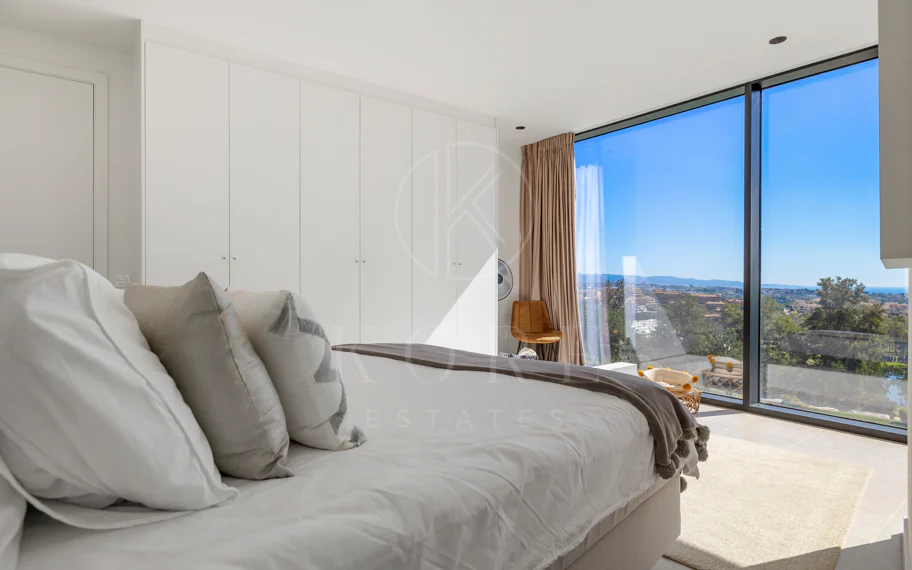 Villa de lujo en primera línea de golf en Benahavís con vistas panorámicas al mar