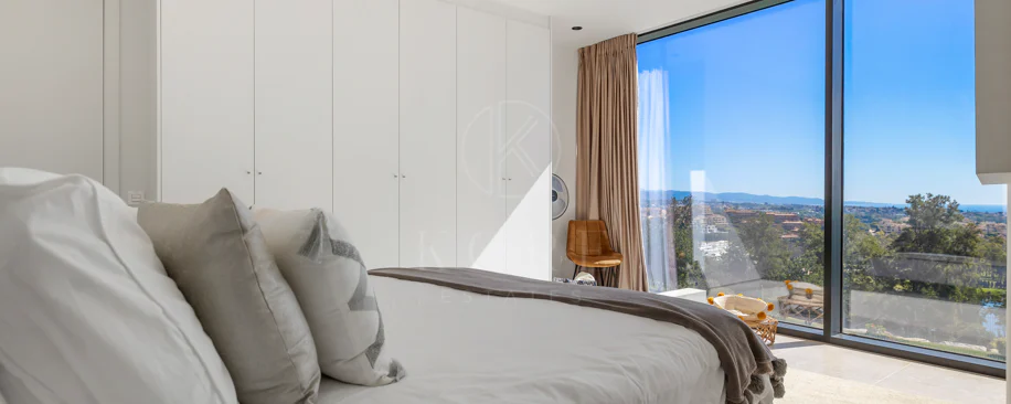 Luxury Frontline Golf Villa in Benahavís with Panoramic Sea Views