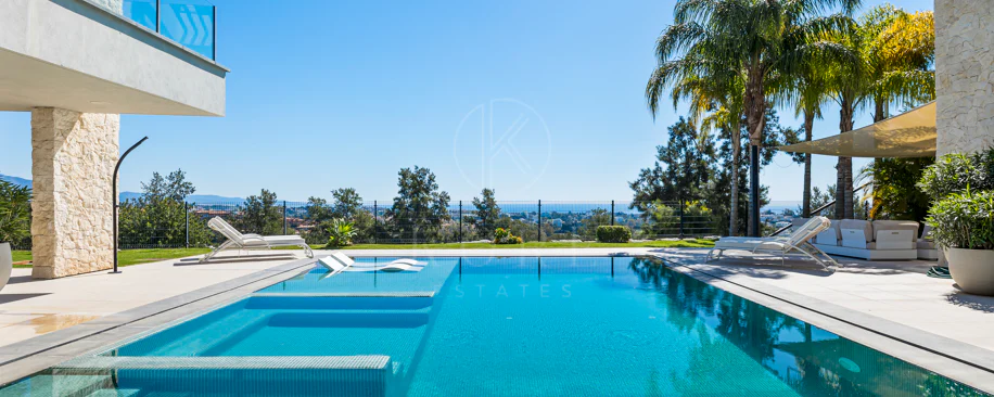 Luxury Frontline Golf Villa in Benahavís with Panoramic Sea Views