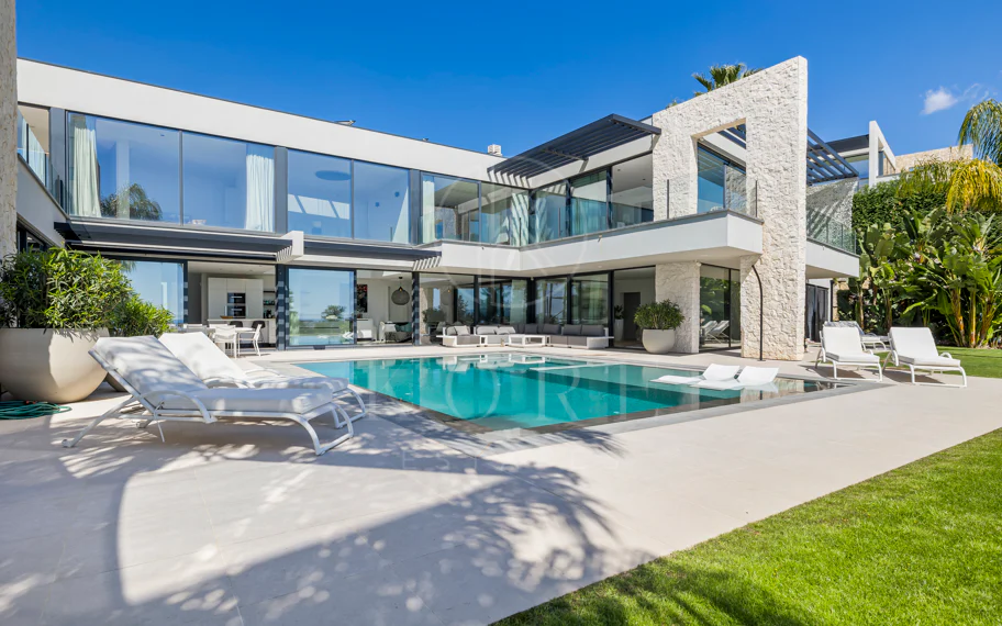 Villa de lujo en primera línea de golf en Benahavís con vistas panorámicas al mar