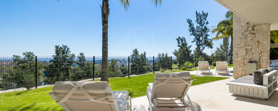 Luxury Frontline Golf Villa in Benahavís with Panoramic Sea Views