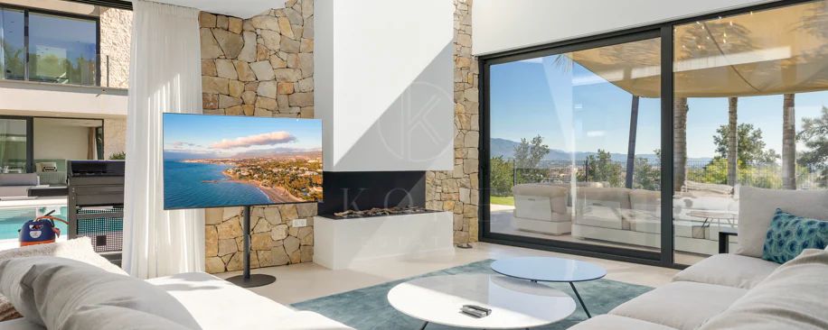 Luxury Frontline Golf Villa in Benahavís with Panoramic Sea Views