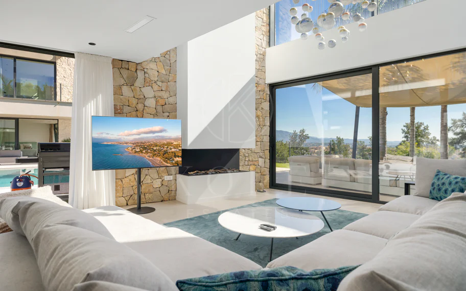 Villa de lujo en primera línea de golf en Benahavís con vistas panorámicas al mar
