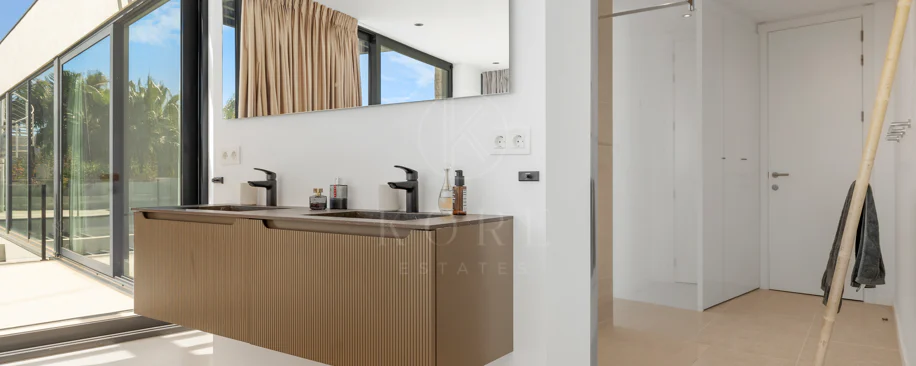 Luxury Frontline Golf Villa in Benahavís with Panoramic Sea Views