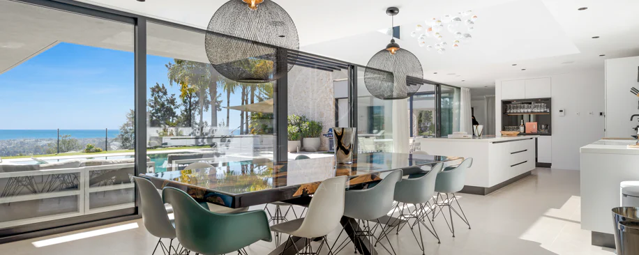 Luxury Frontline Golf Villa in Benahavís with Panoramic Sea Views