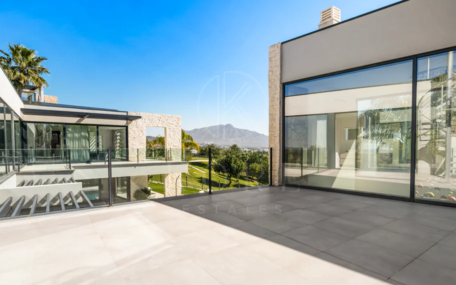 Villa de lujo en primera línea de golf en Benahavís con vistas panorámicas al mar