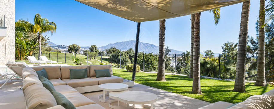 Luxury Frontline Golf Villa in Benahavís with Panoramic Sea Views